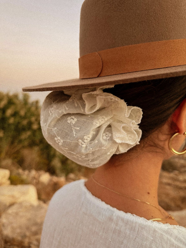 קוקס רקום לבן